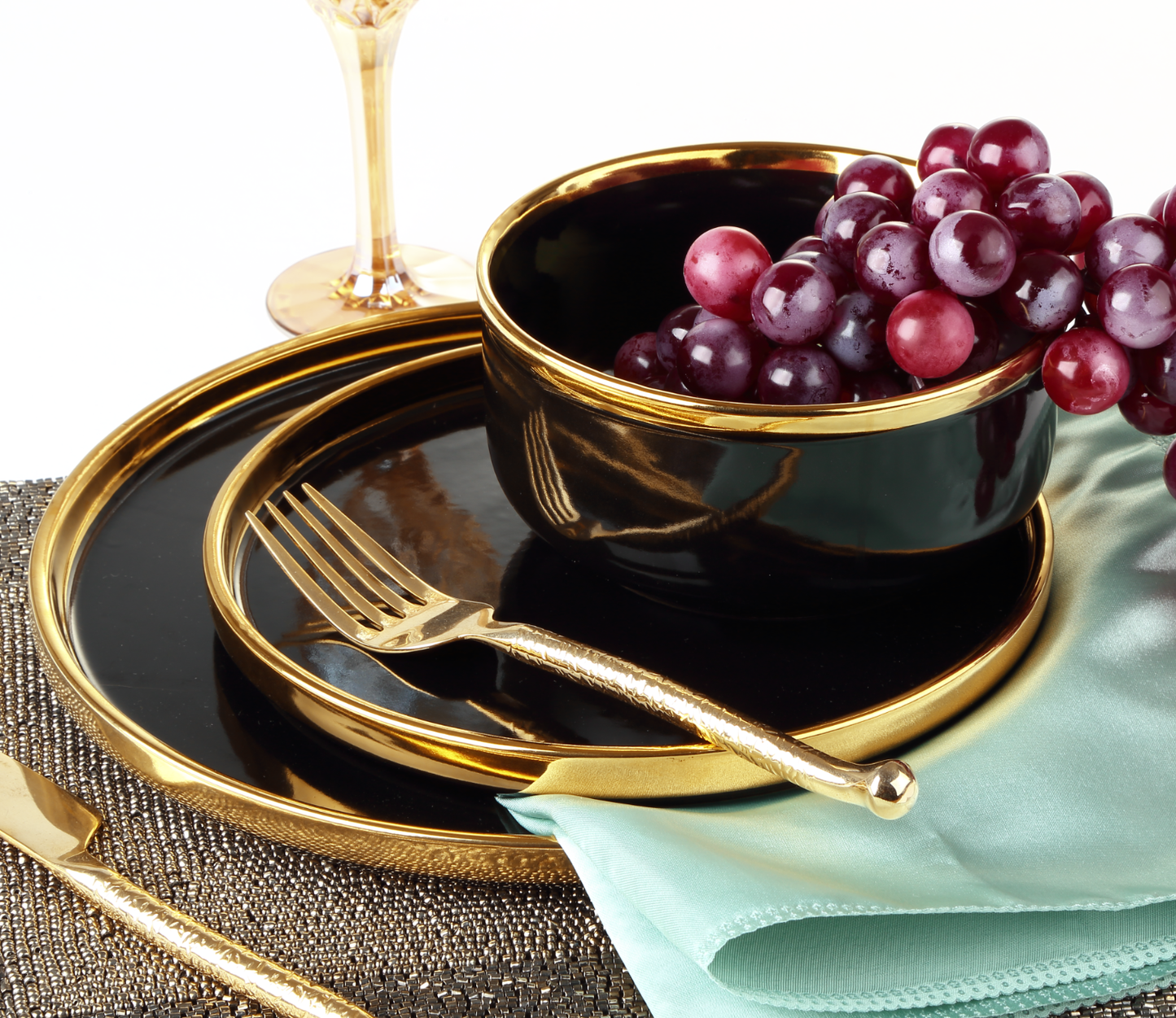 Hillcrest 12 Piece Gold Rim Dinnerware Set, Service For 4